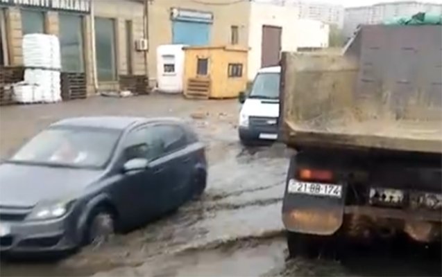 Yağışdan sonra Xırdalanda kanalizasiya xətləri daşdı - VİDEO