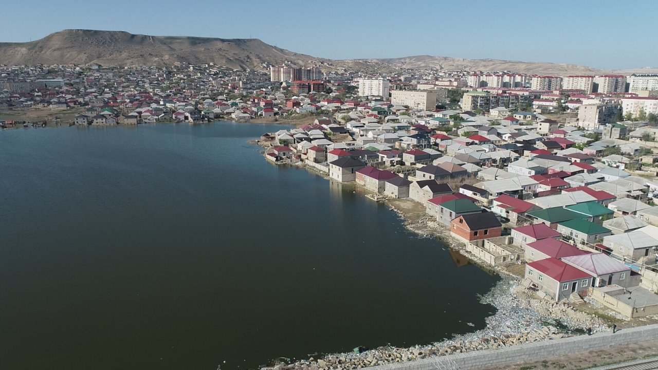 Lökbatanda evlərin həyətləri sudan təmizlənir – FOTO/VİDEO - foto 3