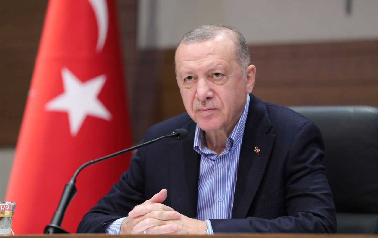 Ərdoğan zəlzələyə görə evlərini tərk edərək küçədə qalan insanlarla görüşdü &ndash; VİDEO