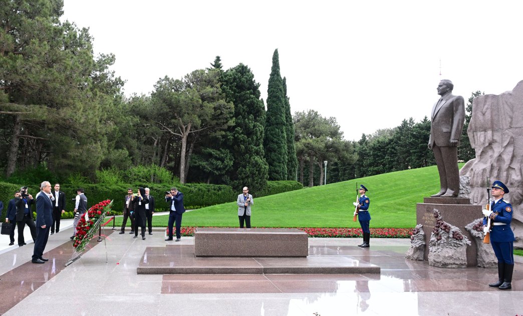 Pezeşkian Fəxri Xiyabanda - FOTO Pezeşkian Fəxri Xiyabanda - FOTO