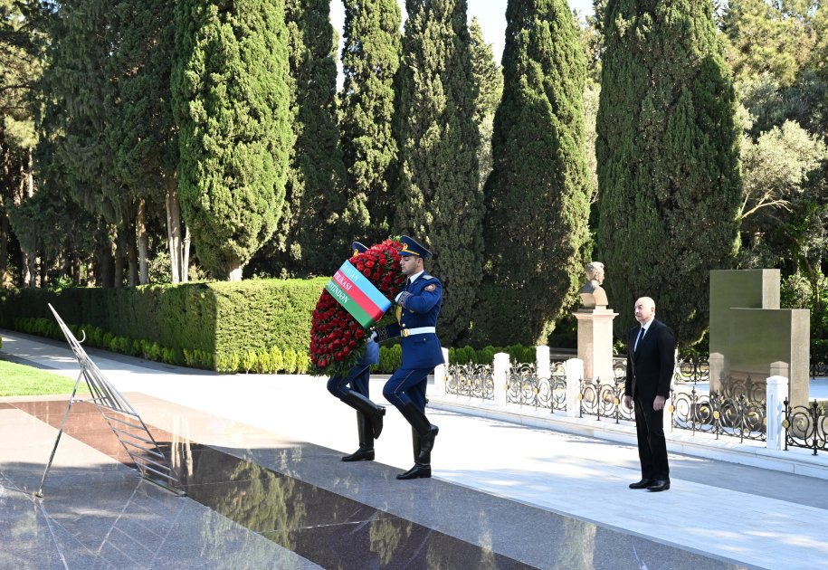 Prezident və birinci xanım Heydər Əliyevin məzarını ziyarət etdilər - FOTO - foto 3