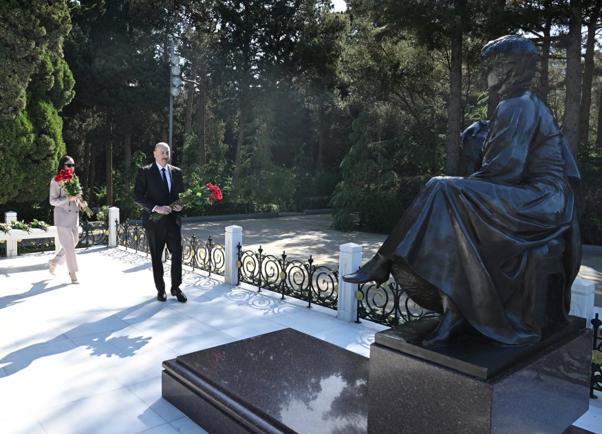 Prezident və birinci xanım Heydər Əliyevin məzarını ziyarət etdilər - FOTO - foto 9