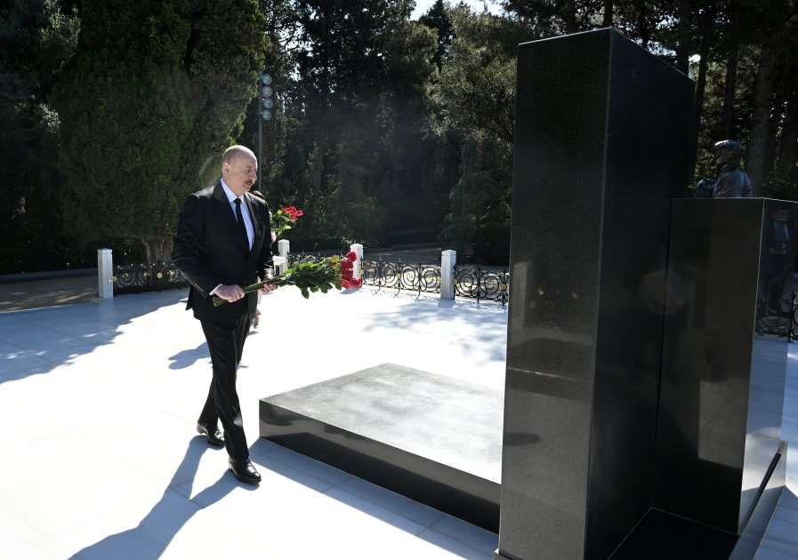 Prezident və birinci xanım Heydər Əliyevin məzarını ziyarət etdilər - FOTO - foto 12