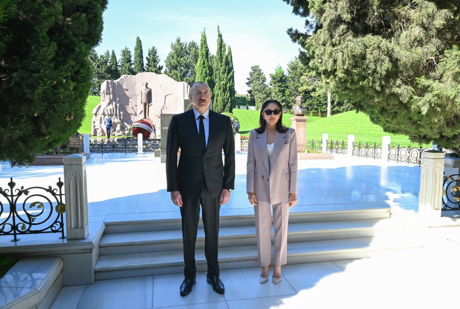 Prezident və birinci xanım Heydər Əliyevin məzarını ziyarət etdilər - FOTO
