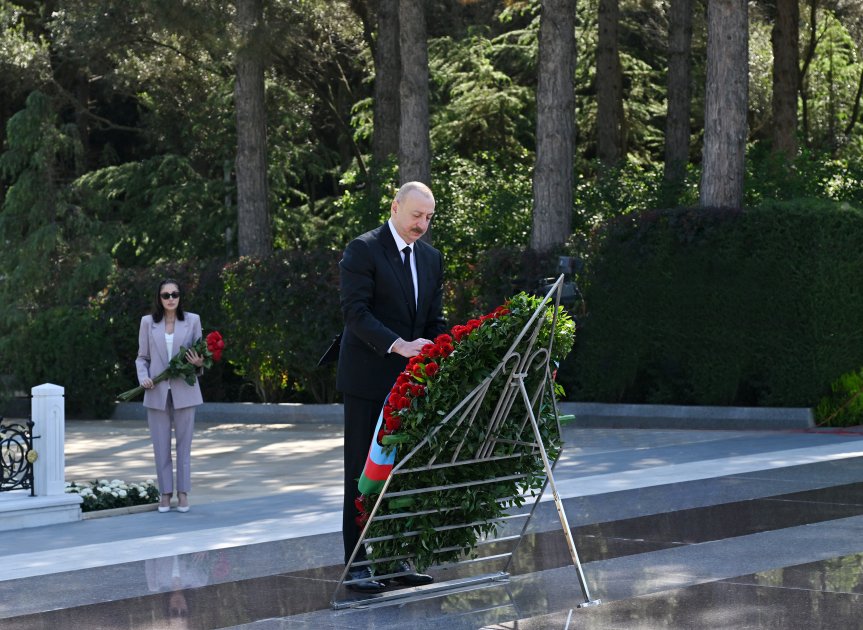 Prezident və birinci xanım Heydər Əliyevin məzarını ziyarət etdilər - FOTO - foto 5