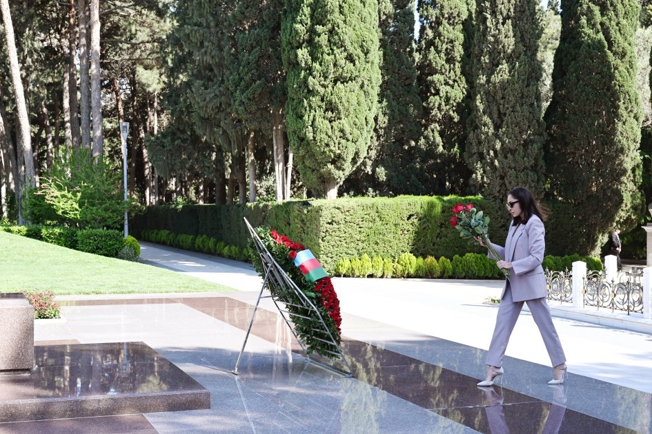 Prezident və birinci xanım Heydər Əliyevin məzarını ziyarət etdilər - FOTO - foto 6