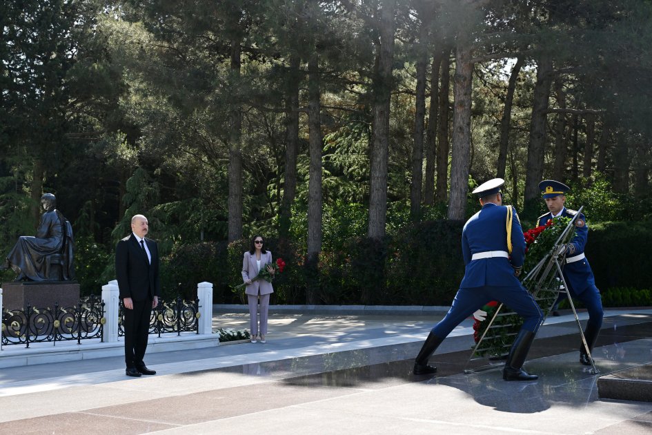 Prezident və birinci xanım Heydər Əliyevin məzarını ziyarət etdilər - FOTO - foto 4