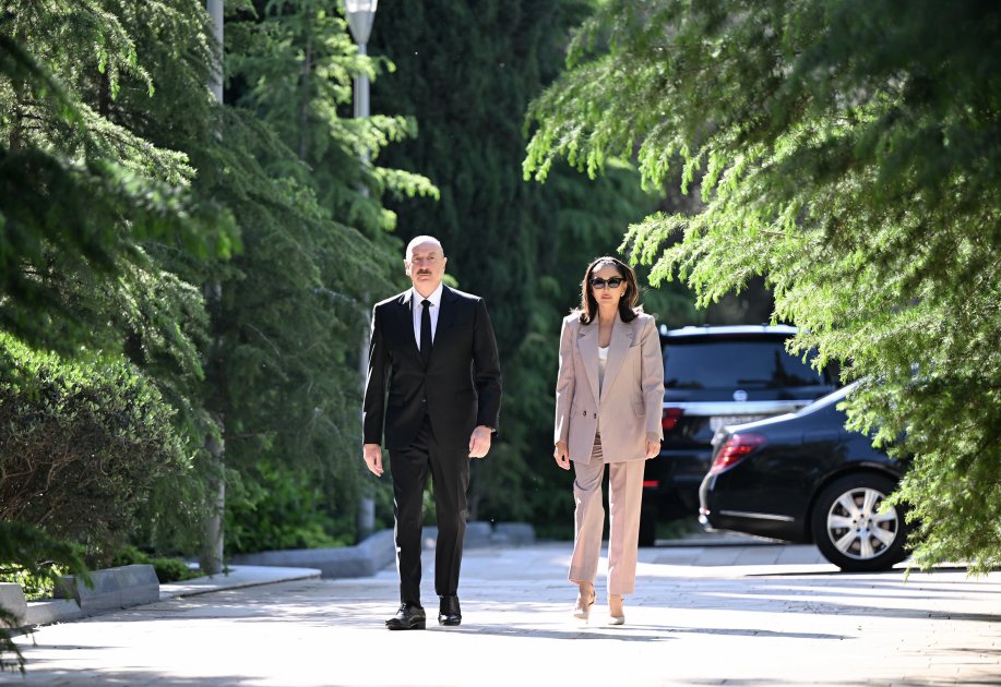 Prezident və birinci xanım Heydər Əliyevin məzarını ziyarət etdilər - FOTO - foto 1