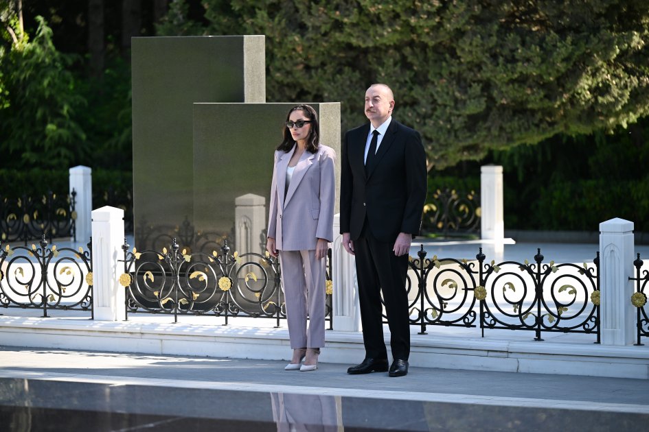 Prezident və birinci xanım Heydər Əliyevin məzarını ziyarət etdilər - FOTO - foto 8