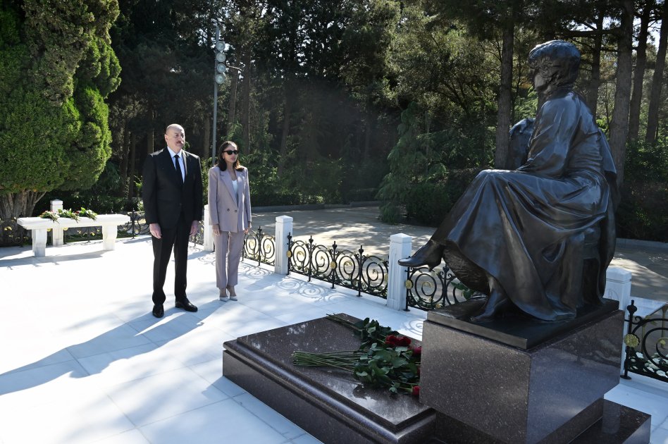 Prezident və birinci xanım Heydər Əliyevin məzarını ziyarət etdilər - FOTO - foto 11