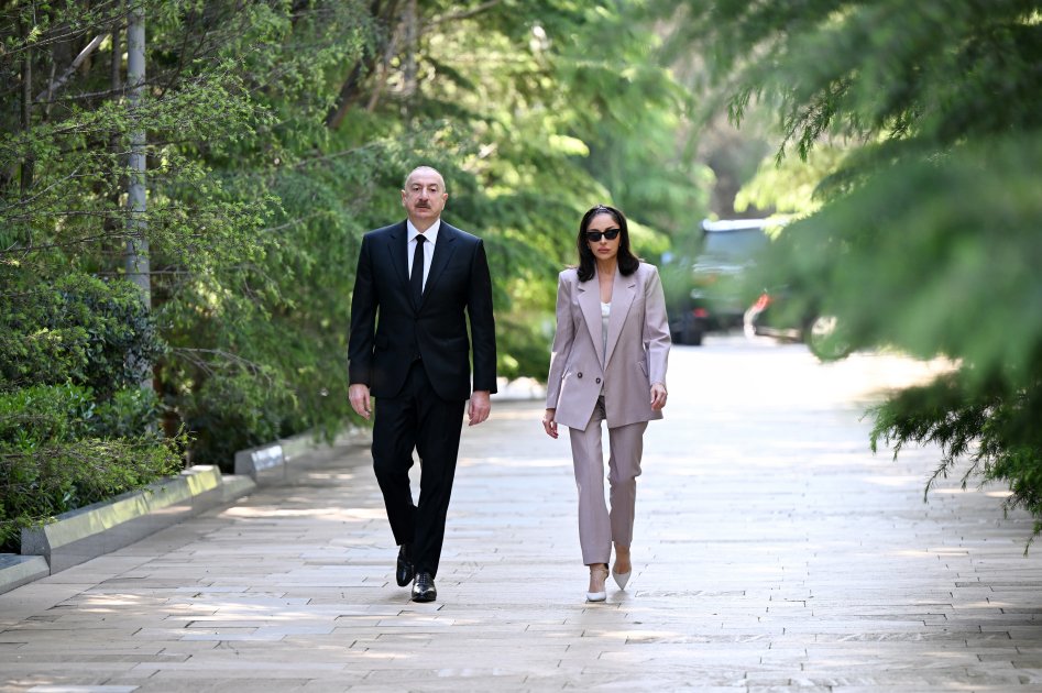 Prezident və birinci xanım Heydər Əliyevin məzarını ziyarət etdilər - FOTO - foto 2