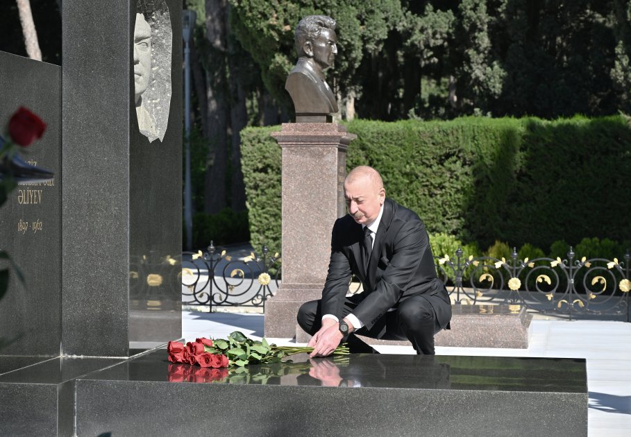 Prezident və birinci xanım Heydər Əliyevin məzarını ziyarət etdilər - FOTO - foto 13