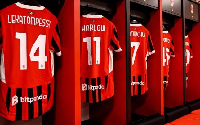 Meydana analarının soyadları yazılan formalarla çıxacaqlar - FOTO - foto 1