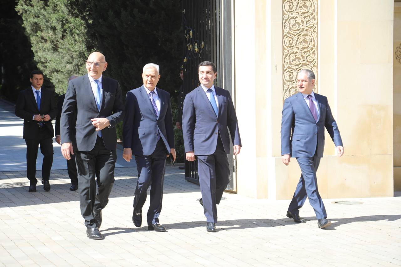Rəsmilər Fəxri xiyabanda &ndash; FOTO