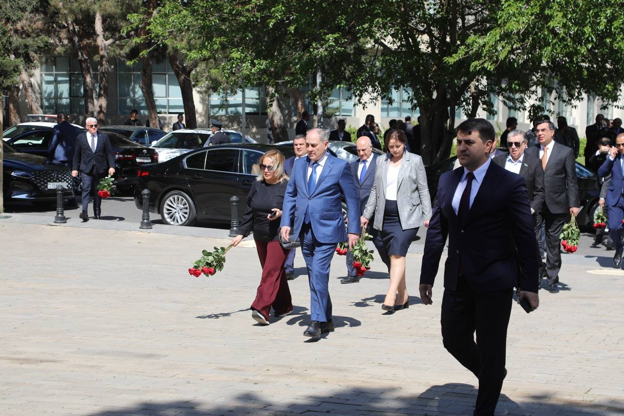 Rəsmilər Fəxri xiyabanda – FOTO - foto 17