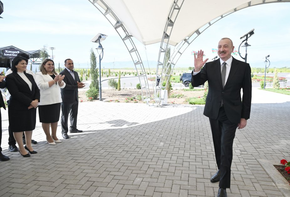 Prezident Ağdamın Kəngərli kəndinə köçən sakinlərə evlərin açarlarını TƏQDİM ETDİ - FOTO - foto 1