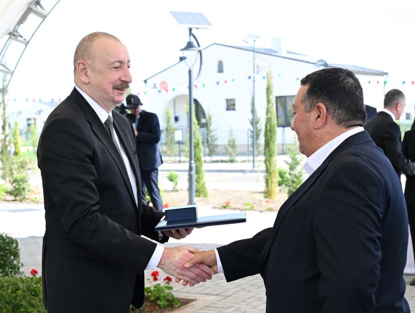 Prezident Ağdamın Kəngərli kəndinə köçən sakinlərə evlərin açarlarını TƏQDİM ETDİ - FOTO - foto 6