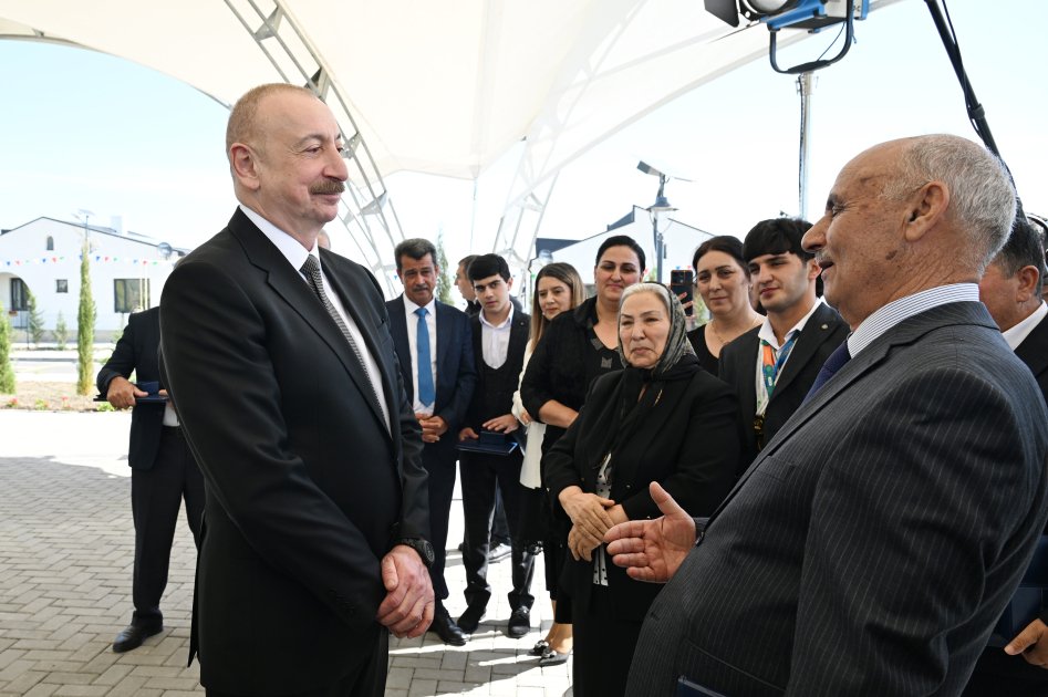 Prezident Ağdamın Kəngərli kəndinə köçən sakinlərə evlərin açarlarını TƏQDİM ETDİ - FOTO - foto 8