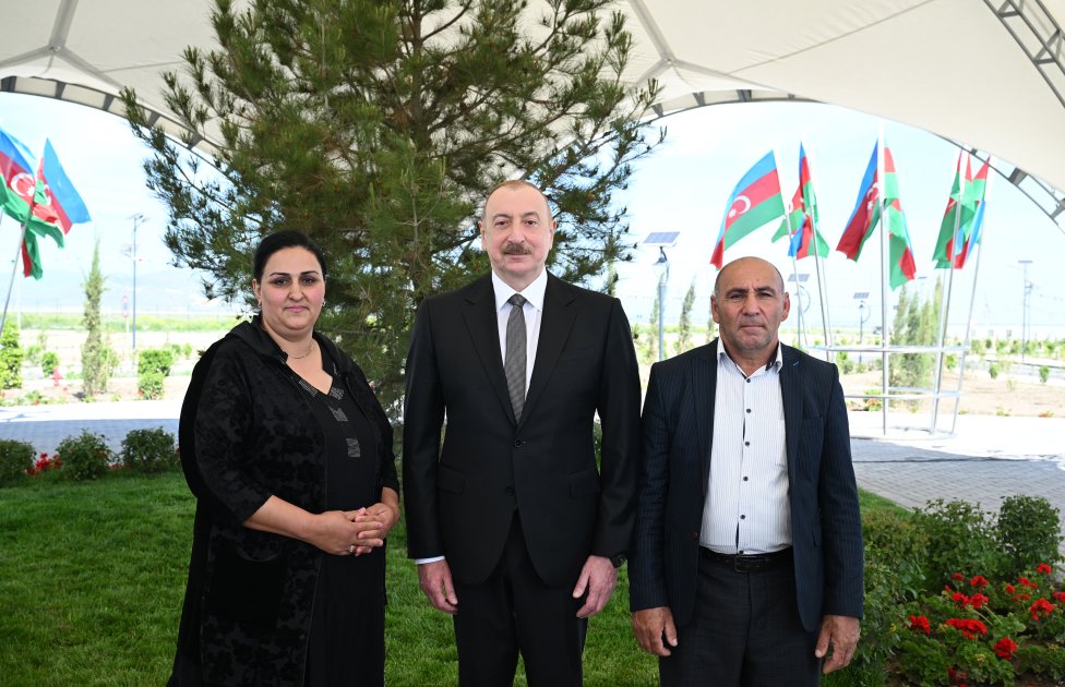 Prezident Ağdamın Kəngərli kəndinə köçən sakinlərə evlərin açarlarını TƏQDİM ETDİ - FOTO - foto 10