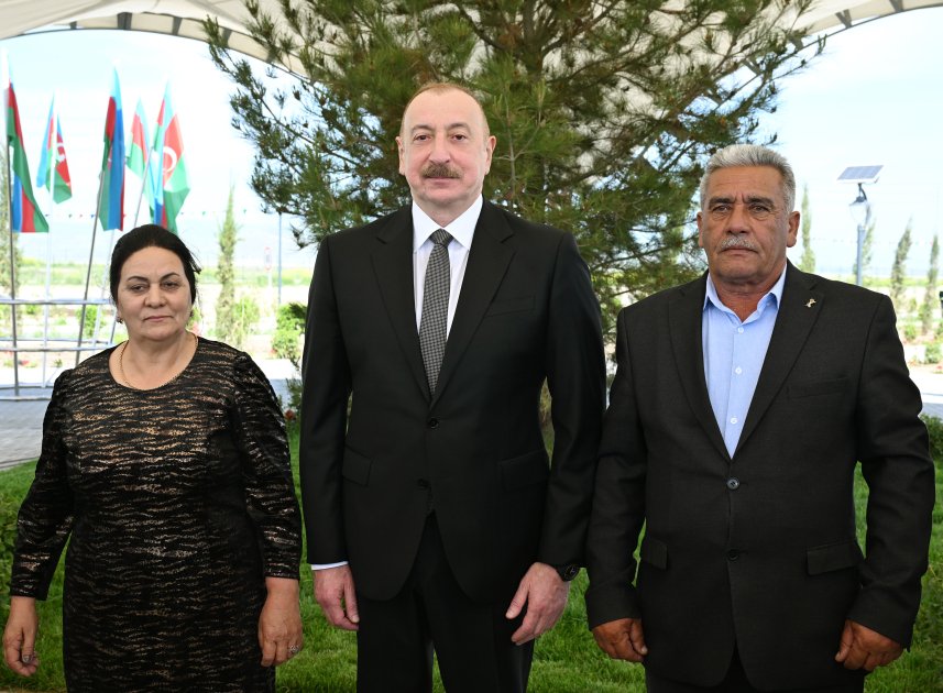 Prezident Ağdamın Kəngərli kəndinə köçən sakinlərə evlərin açarlarını TƏQDİM ETDİ - FOTO - foto 9