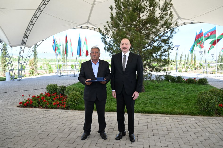 Prezident Ağdamın Kəngərli kəndinə köçən sakinlərə evlərin açarlarını TƏQDİM ETDİ - FOTO - foto 7