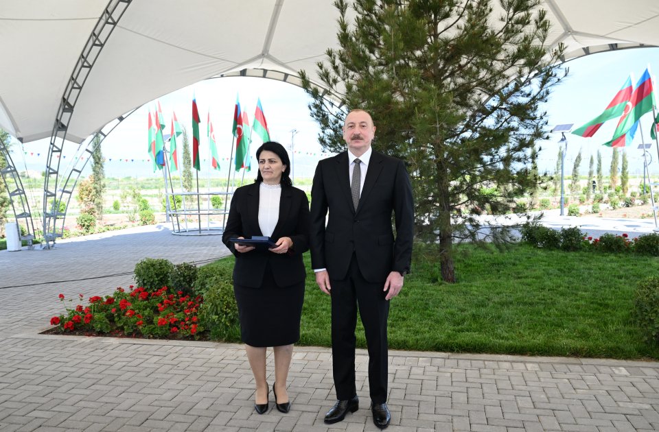 Prezident Ağdamın Kəngərli kəndinə köçən sakinlərə evlərin açarlarını TƏQDİM ETDİ - FOTO - foto 4