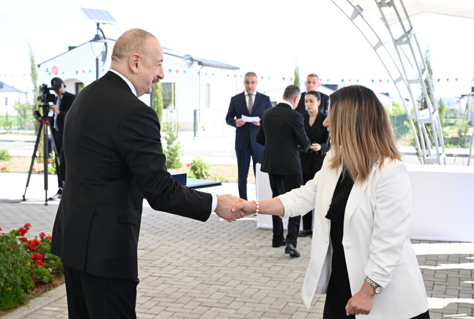 Prezident Ağdamın Kəngərli kəndinə köçən sakinlərə evlərin açarlarını TƏQDİM ETDİ - FOTO - foto 5