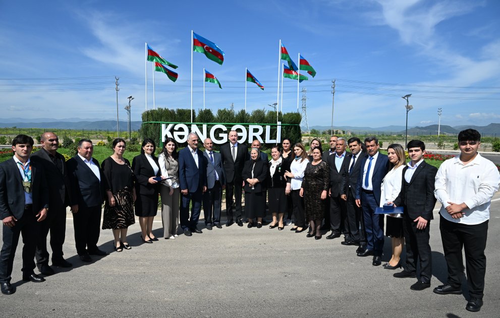 Prezident Ağdamın Kəngərli kəndinə köçən sakinlərə evlərin açarlarını TƏQDİM ETDİ - FOTO - foto 12