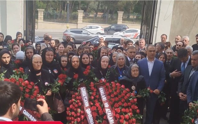 Şəhidin 13 yaşlı qızı izdihamla dəfn edildi – VİDEO - foto 1