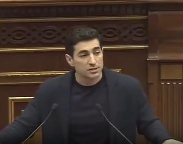 Köçəryanın oğlu Ermənistan parlamentində DAVA SALDI - VİDEO