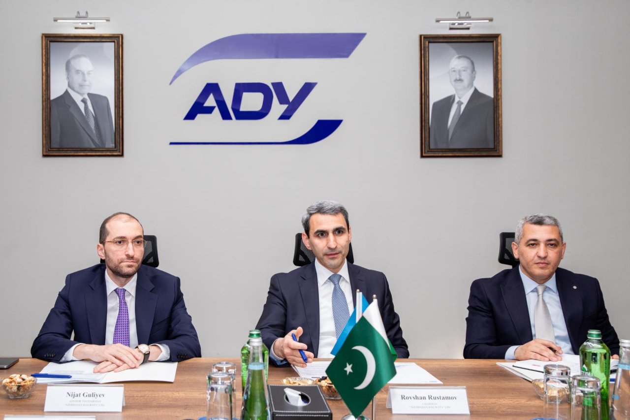 Azərbaycan və Pakistan arasında dəmiryol sahəsində əməkdaşlıq müzakirə olundu - FOTO - foto 1