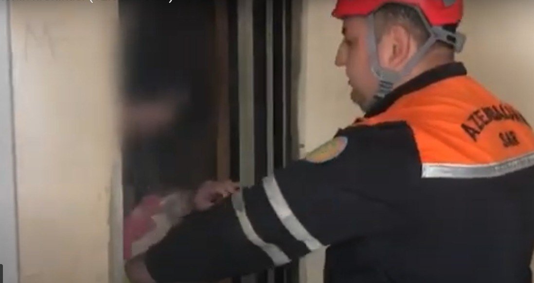 Liftdə köməksiz qalan şəxslər belə xilas edildi &ndash; VİDEO