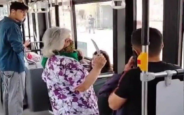 Bakıda əlində bıçaqla avtobusa daxil olan qadın sərnişinləri hədələdi &ndash; VİDEO