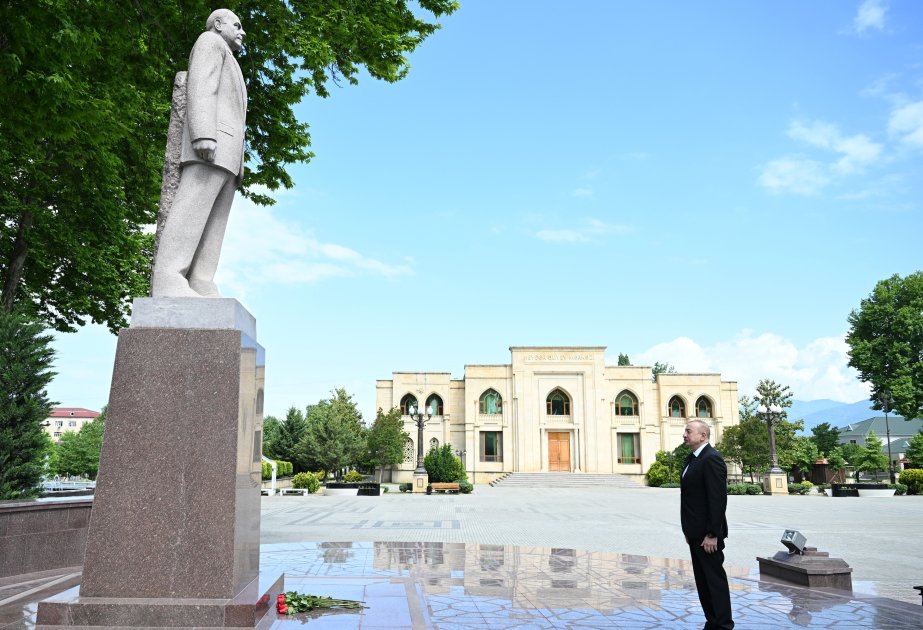 İlham Əliyev İsmayıllıda Heydər Əliyevin abidəsini ziyarət etdi