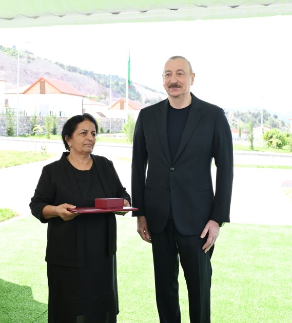 Prezident Laçının Bəylik kəndinə köçən sakinlərlə görüşdü – FOTO/VİDEO - foto 3