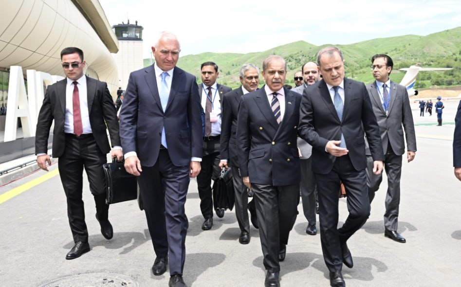 Şahbaz Şərifin təyyarəsi Laçın hava limanına endi - FOTO/VİDEO