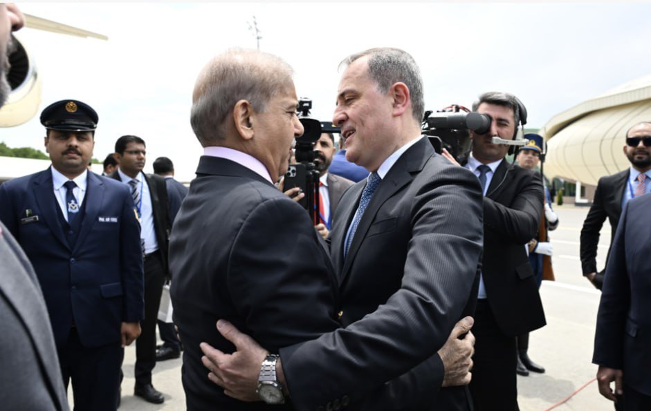 Şahbaz Şərifin təyyarəsi Laçın hava limanına endi - FOTO/VİDEO - foto 2