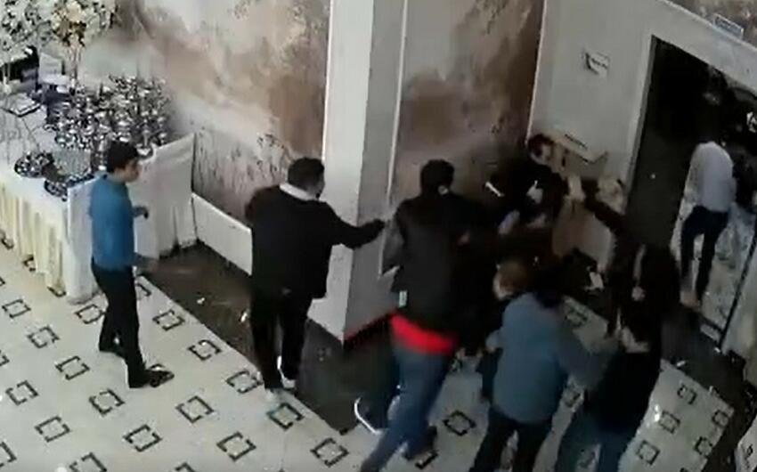 "Xarı bülbül"də DAVA: Gənc nişanlısı ilə qeyri-etik hərəkətlər etdi, döyüldü