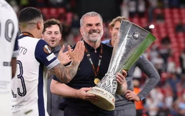 "Tottenhem"in futbolçularından Postekoqlunun qovulmasına ETİRAZ