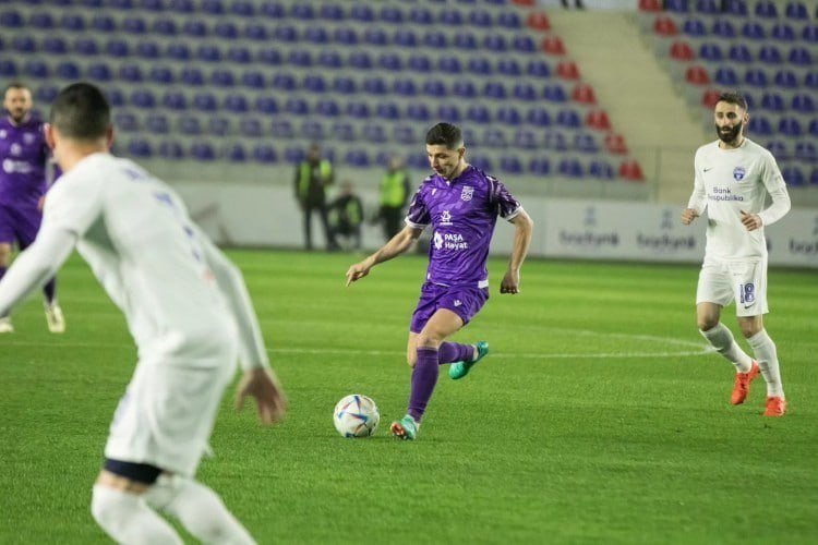 Bu klub millimizin futbolçusuna təklif göndərdi