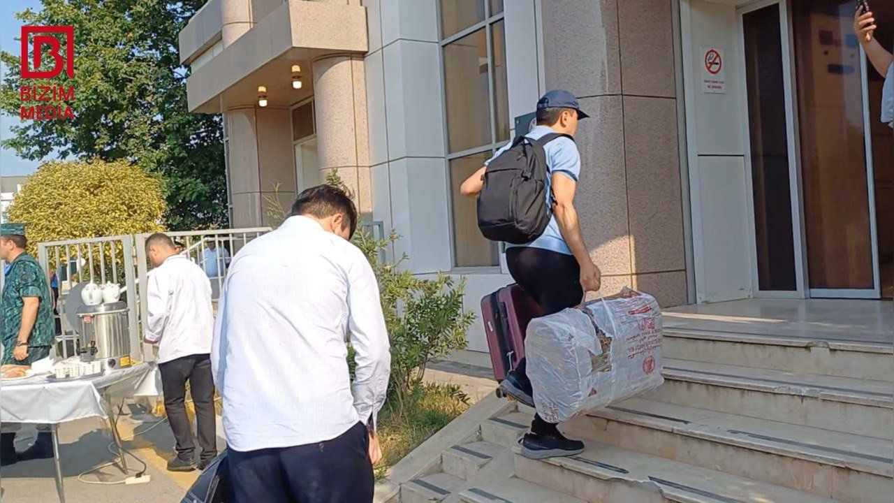 Qazaxıstanın 6 vətəndaşı Azərbaycana keçərək İrandan təxliyə olunub - FOTO - foto 2