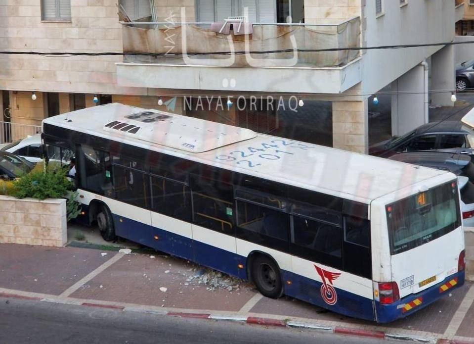 İsraildə avtobus yaşayış binasına ÇIRPILDI
