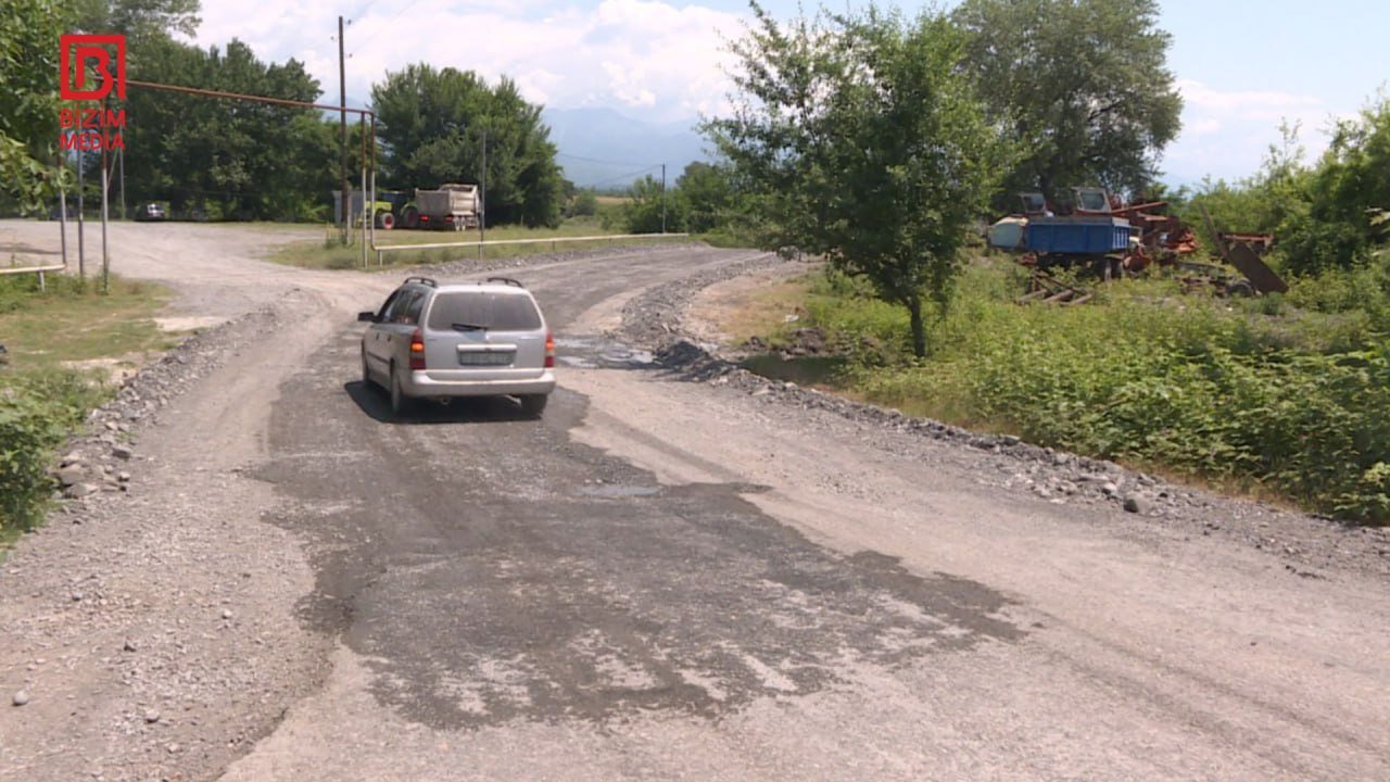 Uzun illərin problemi HƏLLİNİ tapdı – Oğuzun iki ucqar kəndinin yolları YENİLƏNİR - FOTO - foto 5