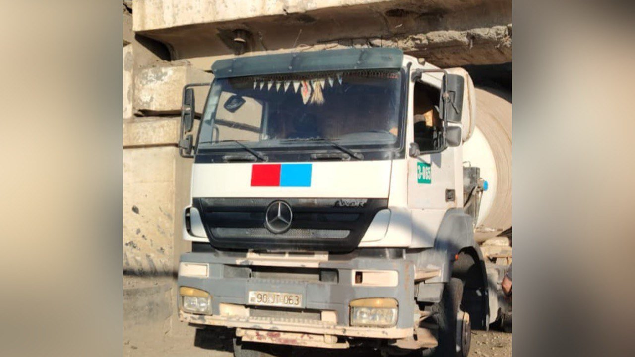 Şirvanda yük avtomobili KEÇİDƏ İLİŞDİ - Qatarların hərəkəti məhdudlaşdırıldı – FOTO - foto 3