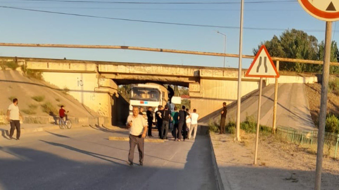 Şirvanda yük avtomobili KEÇİDƏ İLİŞDİ - Qatarların hərəkəti məhdudlaşdırıldı &ndash; FOTO