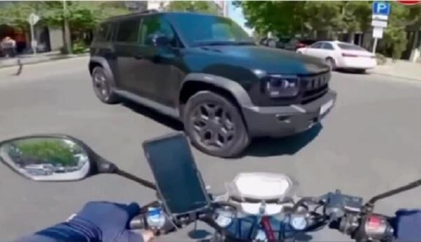 Bakıda qaydaları pozan sürücü motosikletçini hədələdi: &ldquo;Düşüb tapdalayaram səni&rdquo; &ndash; VİDEO