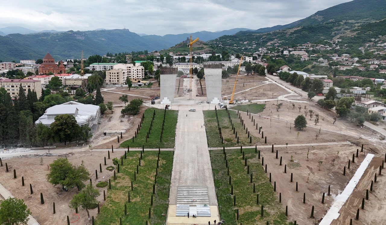 İlham Əliyev Xankəndidə tikintisi davam edən Zəfər parkında – FOTO/VİDEO - foto 3