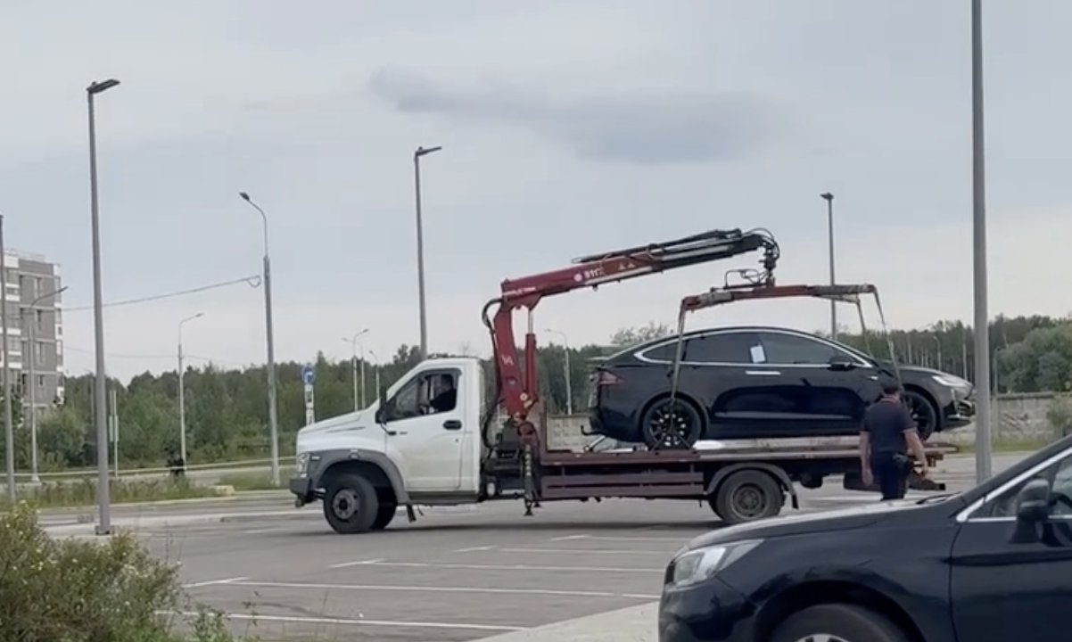 Meyiti tapılan nazirin &ldquo;Tesla&rdquo;sı ərazidən GÖTÜRÜLDÜ - VİDEO
