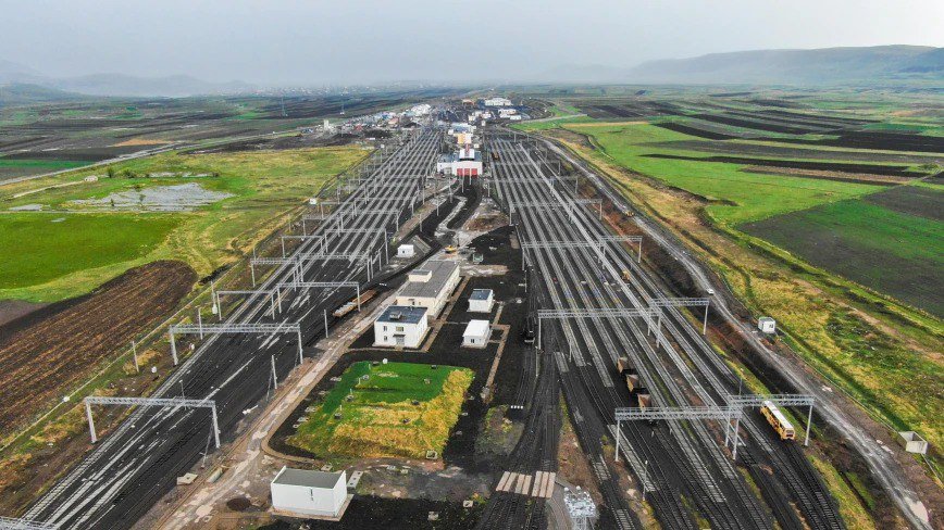 ADY və Çin Dəmir Yolları Bakı–Tbilisi–Qars dəmir yolu xəttinin potensialının artırılmasına dair razılığa gəldi – FOTO - foto 1