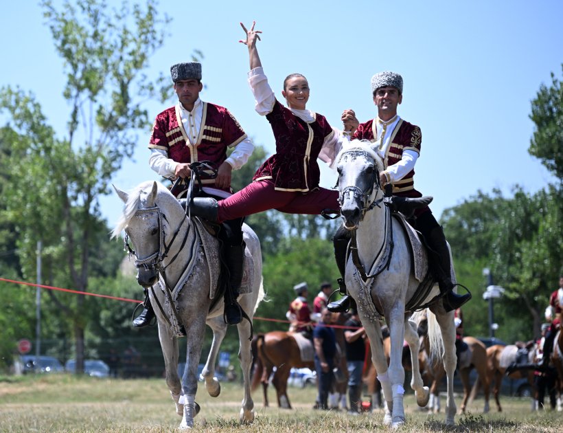 İlham Əliyev Qurbanqulu Berdiməhəmmədova at hədiyyə etdi - FOTO - foto 11